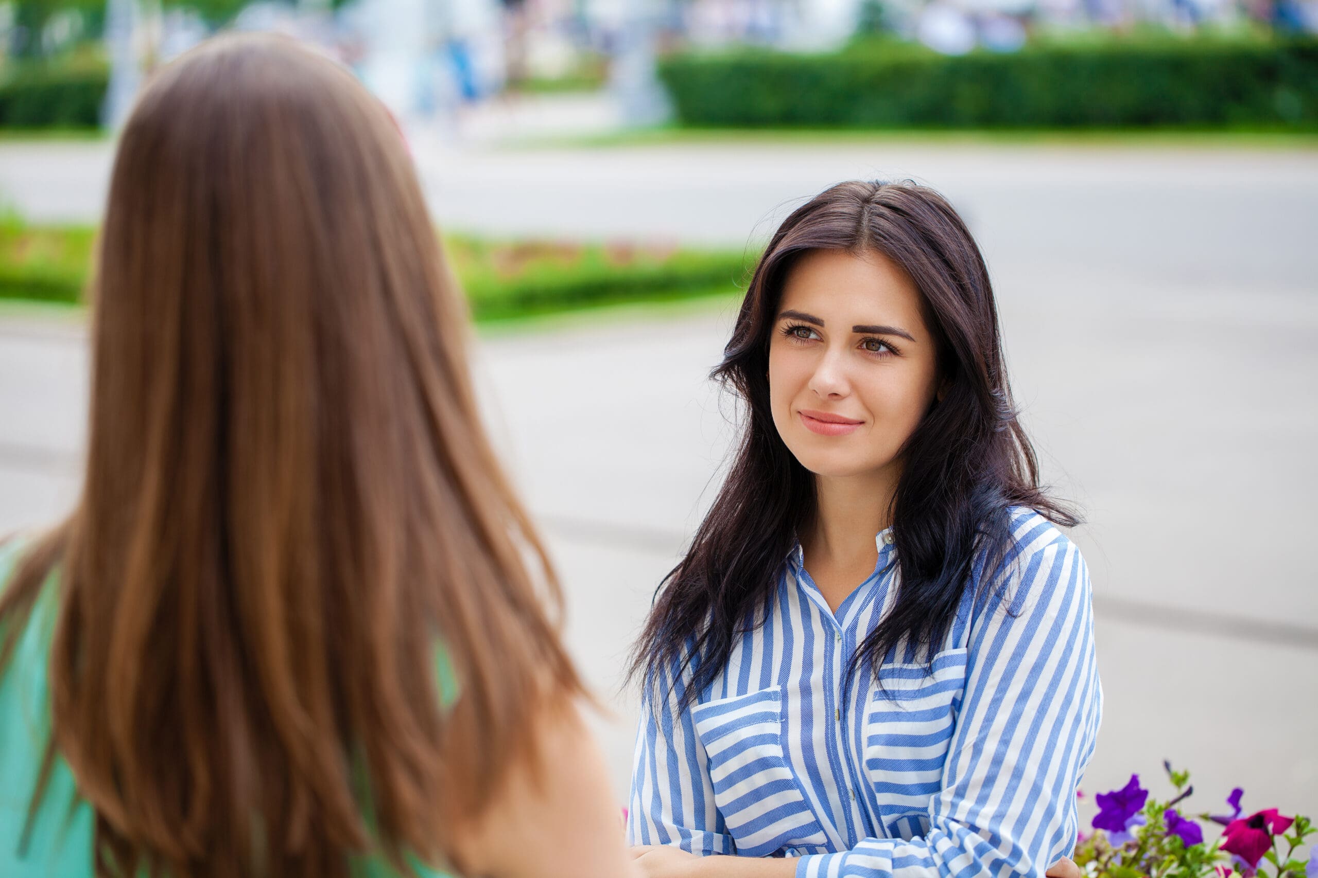 Two women discussing pregnancy symptoms